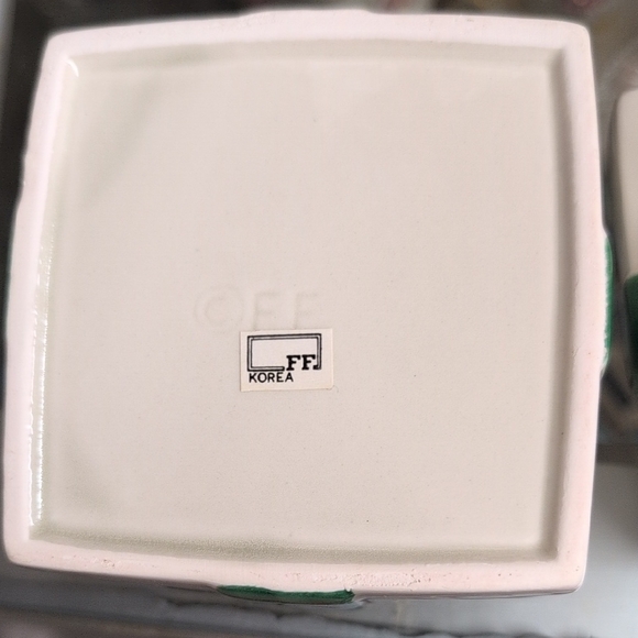 Fitz and Floyd Santa Gift Box - Red, Green, and White - Picture 4 of 4